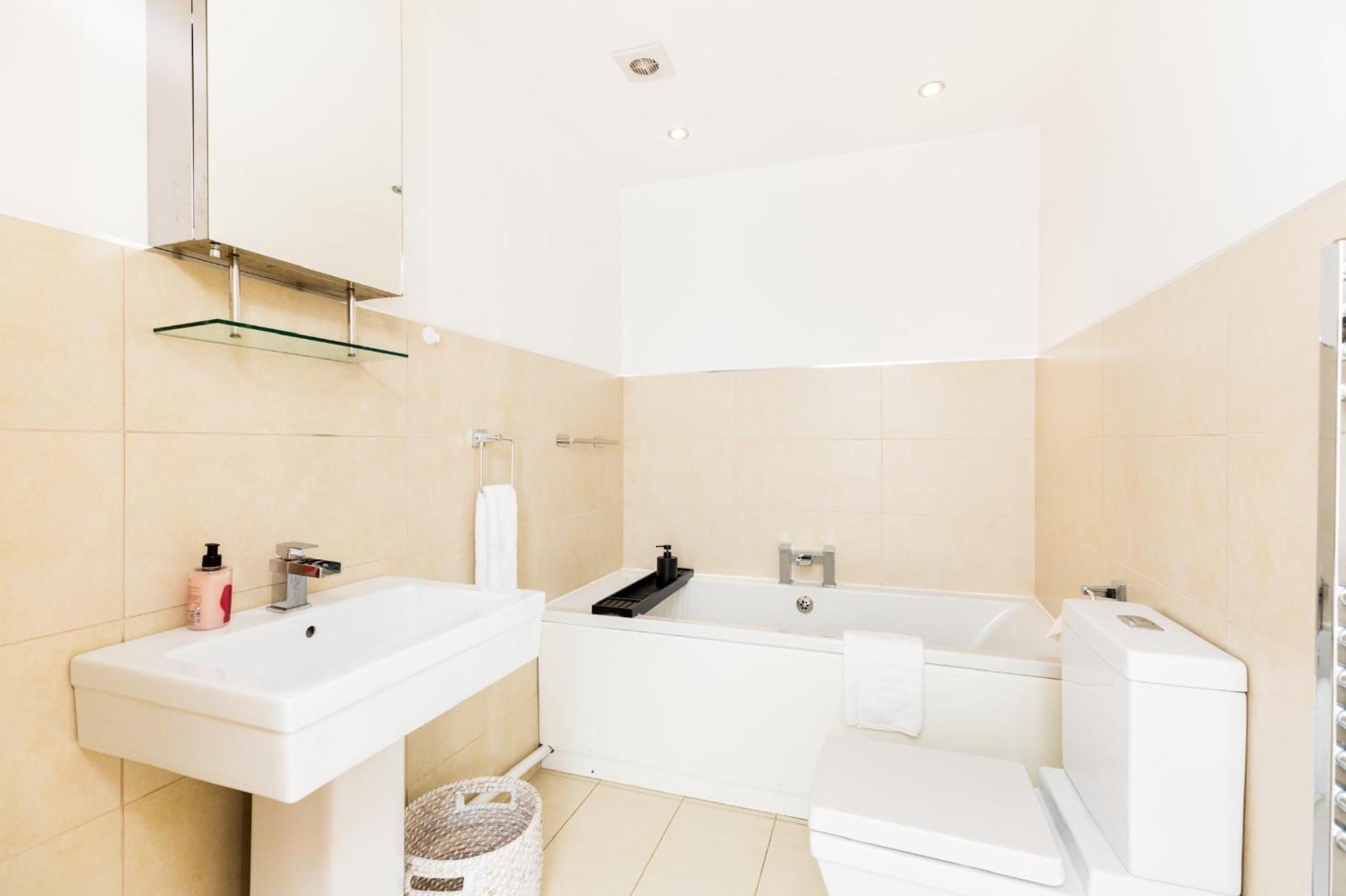 High End Luxury Townhouse In Jq, 4 Bedrooms, Flat Screen Tv In All Rooms, Free Parking, Near Birmingham City Centre Deposit Required 외부 사진